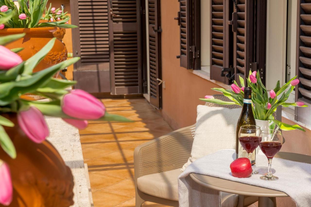 Lovely Spanish Steps With Balcony Apartment